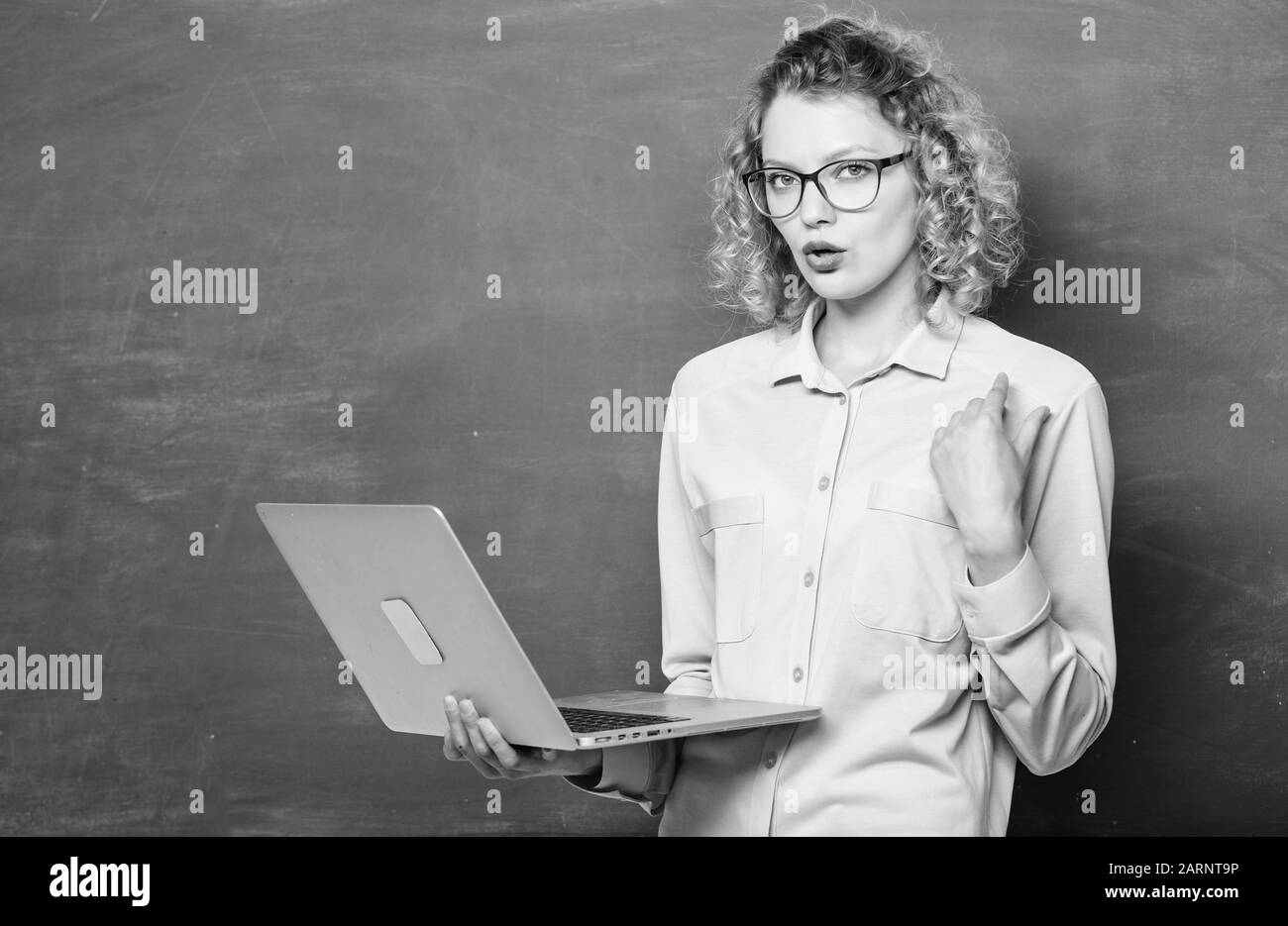 Studente STEM. Lavoro remoto. Computer portatile insegnante ricerca informazioni sfondo lavagna. Donna laptop surf internet. Scuola online. Insegnamento corso online. Informatica e programmazione. Studiare online. Foto Stock