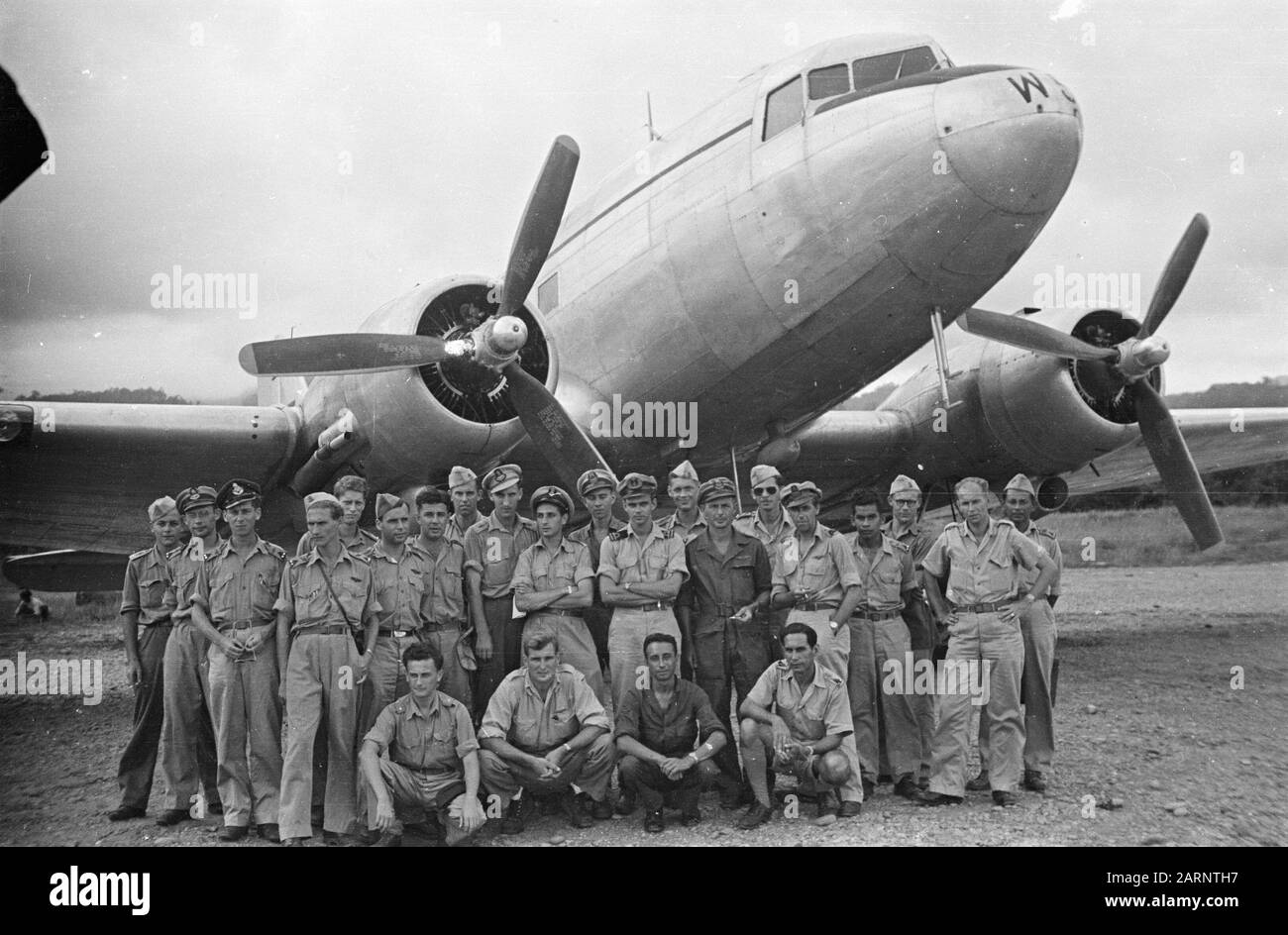 Aeroporto Laha Basi (Ambon). Foto di gruppo di uomini 19th Transport Squadron in piedi di fronte a Douglas C-47 Dakota a Laha Air base (Ambon) Annotazione: In mezzo un tenente-ter.zee 2nd classe Data: Aprile 1947 Località: Ambon, Indonesia, Indie orientali olandesi Foto Stock