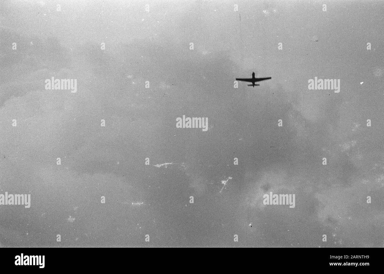 Aviation Day Military Aviation All'Airshow Dell'Aeroporto Di Kemajoran. Aereo da combattimento Data: 9 marzo 1947 Località: Batavia, Indonesia, Jakarta, Kemajoran, Indie Orientali Olandesi Foto Stock