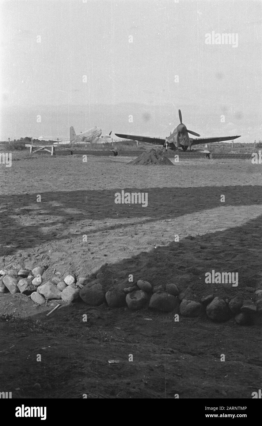 Airbases Aeroporto Di Calibanteng A Semarang. Lavori di movimento terra. Un telone per aerei da combattimento Curtiss P40. In background a Dakota Data: Aprile 1947 Località: Indonesia, Indie Orientali Olandesi Foto Stock