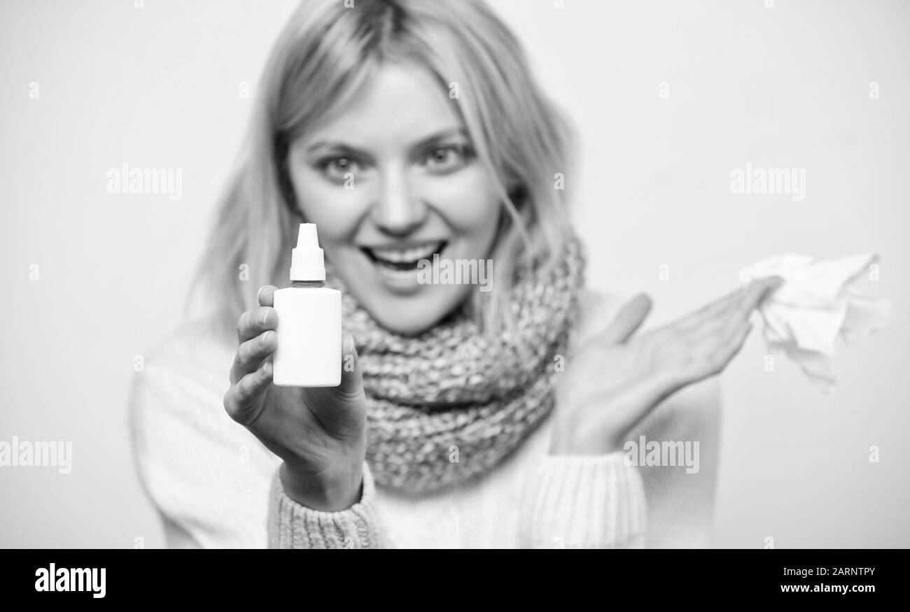 Felice di respirare. Malata la spruzzatura di medicamento nel naso. Ragazza malata con naso che cola utilizzando uno spray nasale. Il trattamento di raffreddore comune o rinite allergica. Carino donna infermieristica freddo nasale o allergia. Foto Stock