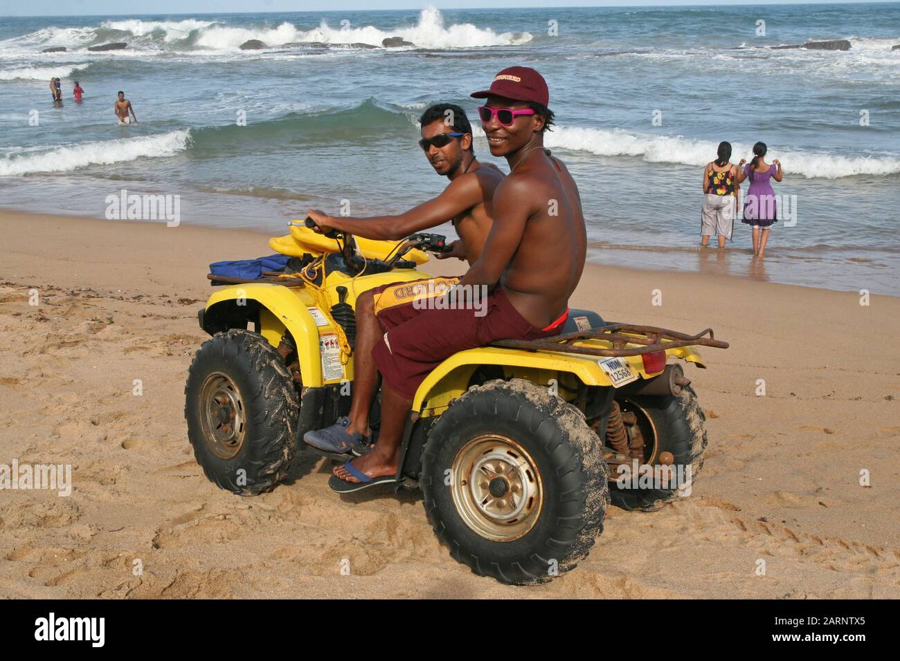 Due lifquards su quad buggy in spiaggia, Umdloti, Costa Nord di KwaZulu-Natal, Sud Africa. Foto Stock