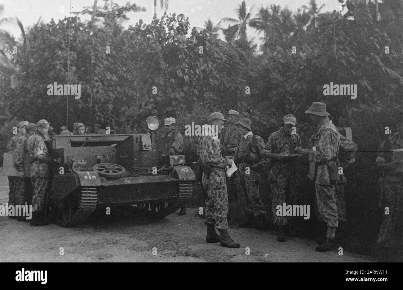 Settore Semarang Semarang: Intorno a un menbarrier, si svolgono consultazioni tra soldati messi in uniformi camouflage. Data: 26 Luglio 1946 Luogo: Indonesia, Java, Dutch East Indies, Semarang Foto Stock