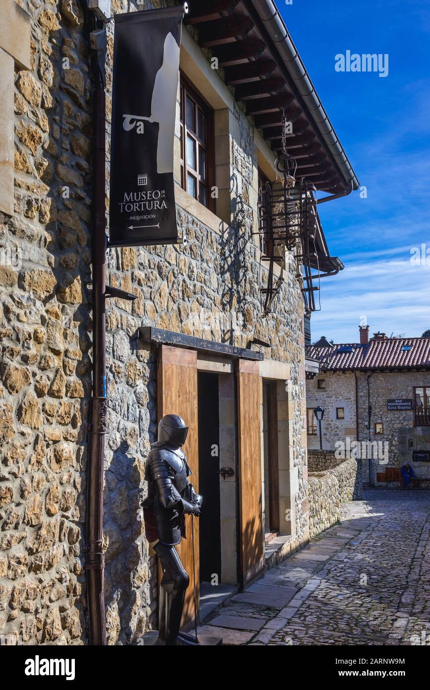 Knighty coror di fronte al Museo della tortura - Inquisicion a Santillana del Mar storico città situata in Cantabria comunità autonoma di Spagna Foto Stock