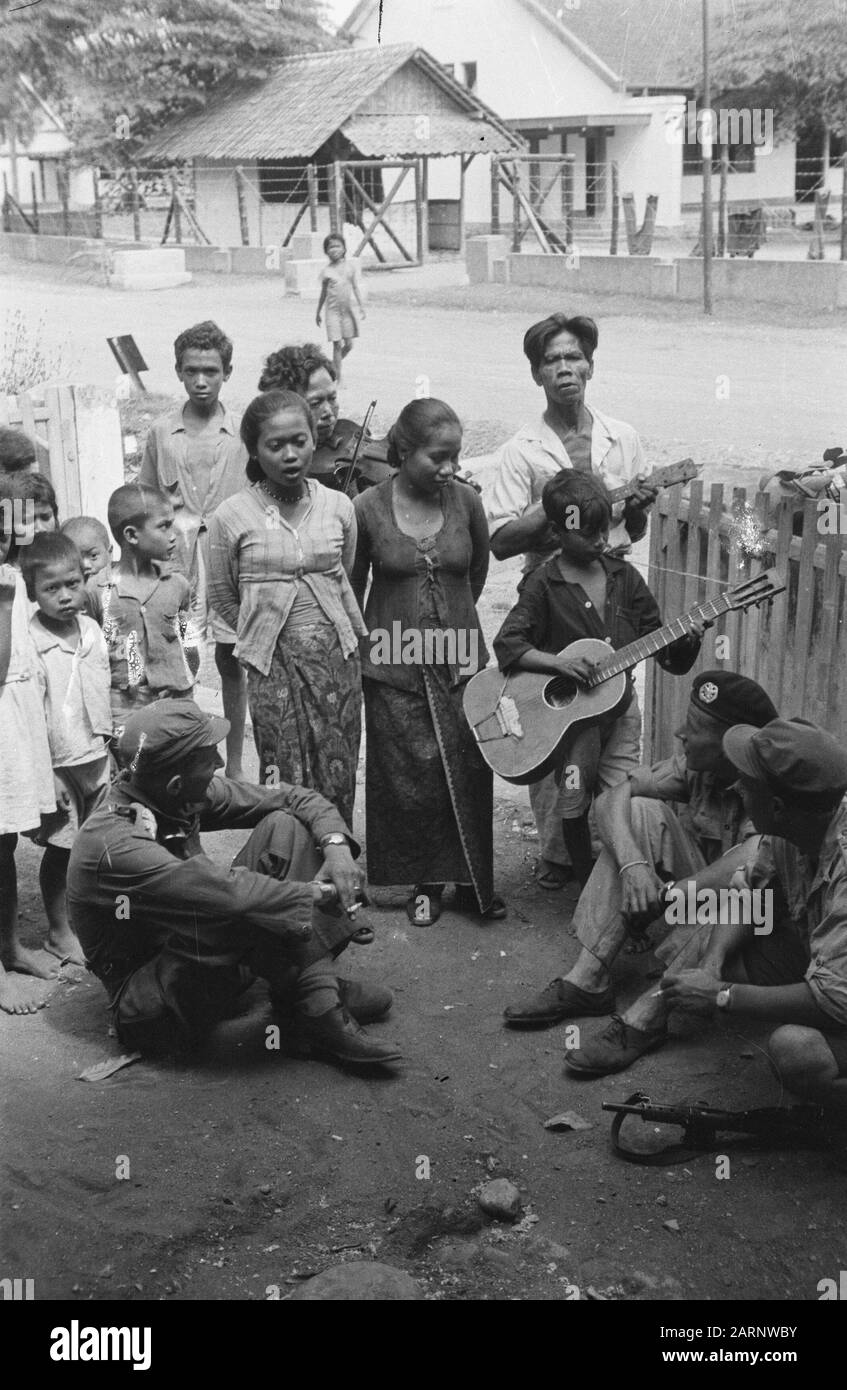 Tegal Tegal. Riposatevi mentre la gente serenava i nostri ragazzi sotto forma di musica krontjong e voce. Data: Luglio 1947 Località: Indonesia, Java, Indie Orientali Olandesi, Tegal Foto Stock