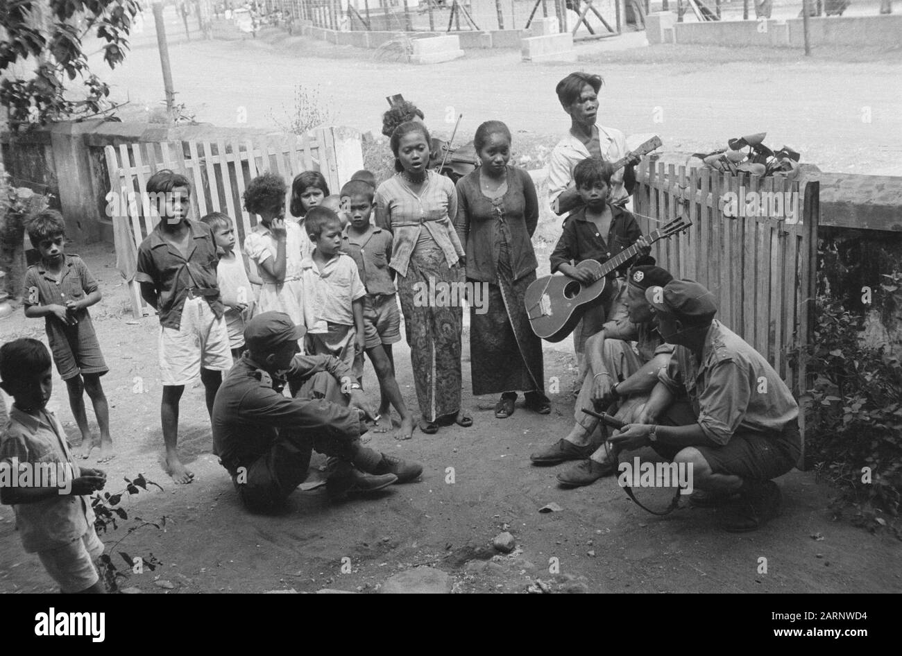 Tegal Tegal. Riposatevi mentre la gente serenava i nostri ragazzi sotto forma di musica krontjong e voce. Annotazione: Djk Data: Luglio 1947 Località: Indonesia, Java, Dutch East Indies, Tegal Foto Stock
