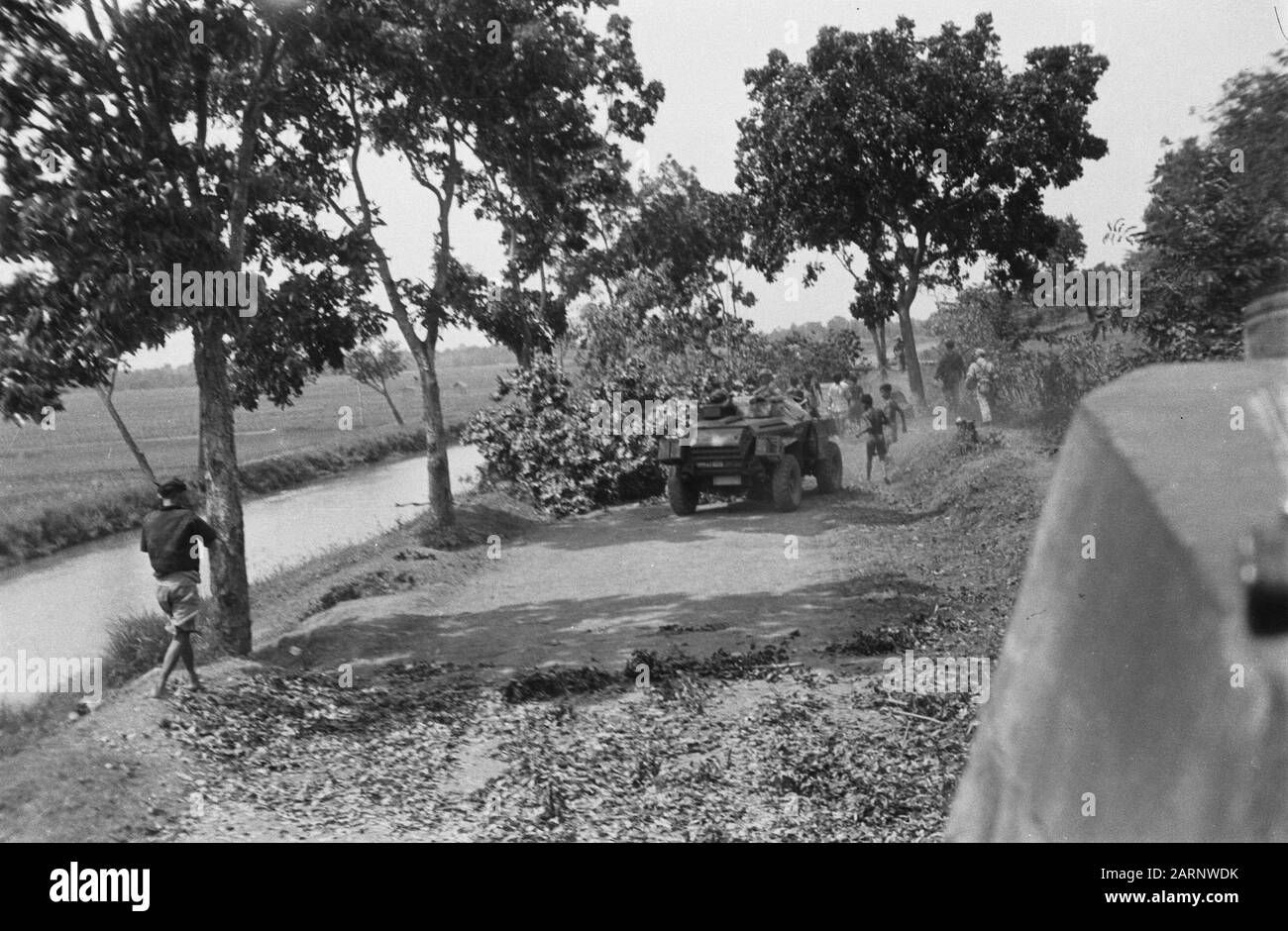 Tegal Tegal. Tagliando gli alberi, il T.N.I. cerca di bloccarci dalla strada. Ma anche se ci sono anche circa una distanza di 11 km un po '500 su strada, come è il caso qui Data: Luglio 1947 posizione: Indonesia, Java, Dutch East Indies, Tegal Foto Stock