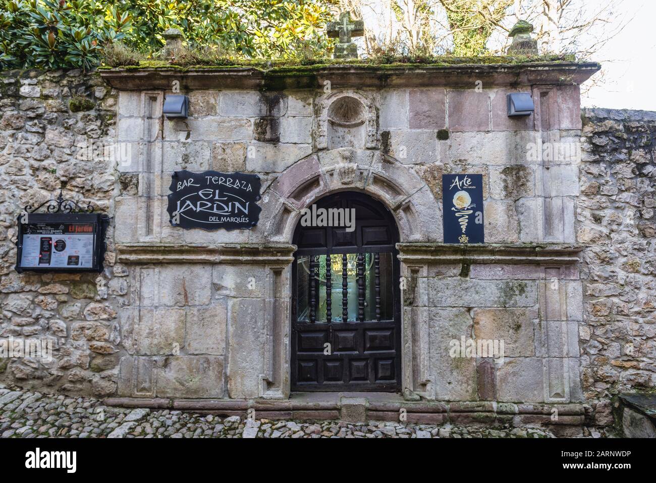 Ingresso al bar El Jardin nella storica città di Santillana del Mar, situata nella comunità autonoma della Cantabria nella Spagna settentrionale Foto Stock