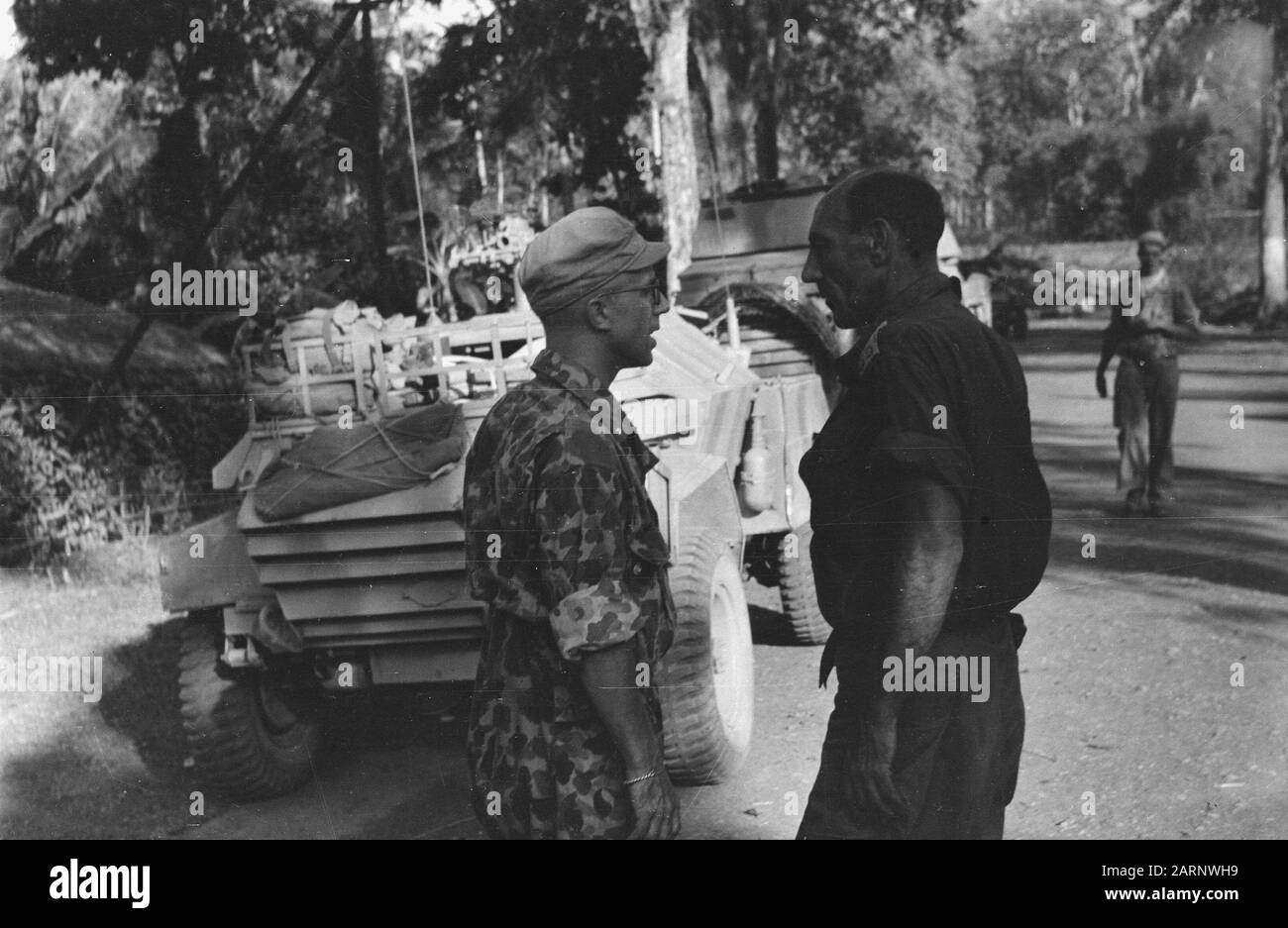 Contatto con la W-Brigade Semarang rilasciato dall'isolamento. Il momento in cui il collegamento terrestre è stato stabilito tra la Brigata W e la Brigata T. Il comandante Van Welzenes di 2-6 R.I. saluta il Maggiore Van Berkhout di 2-4 R.I. Data: 1 Agosto 1947 Località: Indonesia, Java, Indie Orientali Olandesi Foto Stock