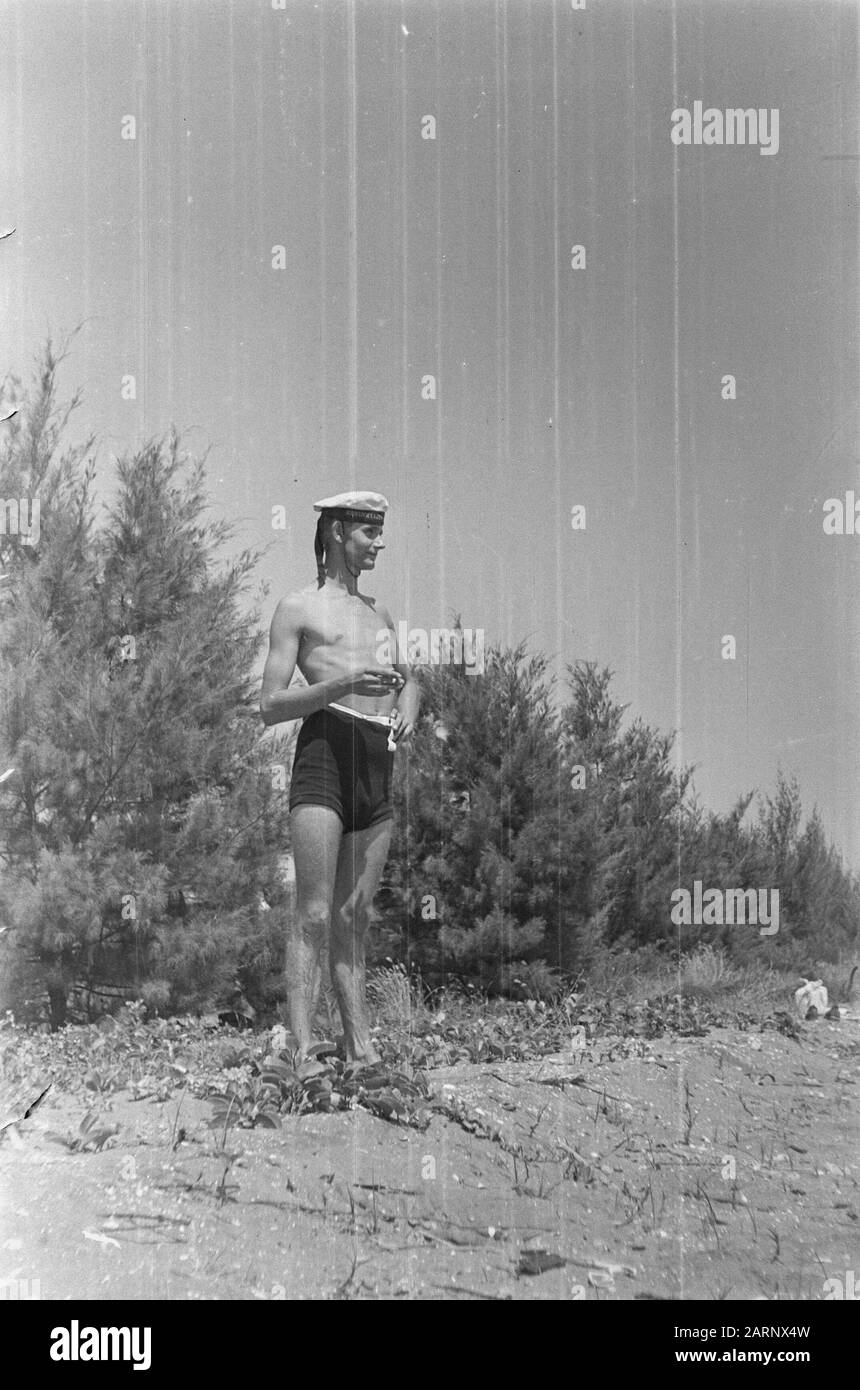 Nuova serie Guinea un uomo olandese in costume da bagno con cappello marinaio in data: Ottobre 1948 luogo: Nuova Guinea Foto Stock
