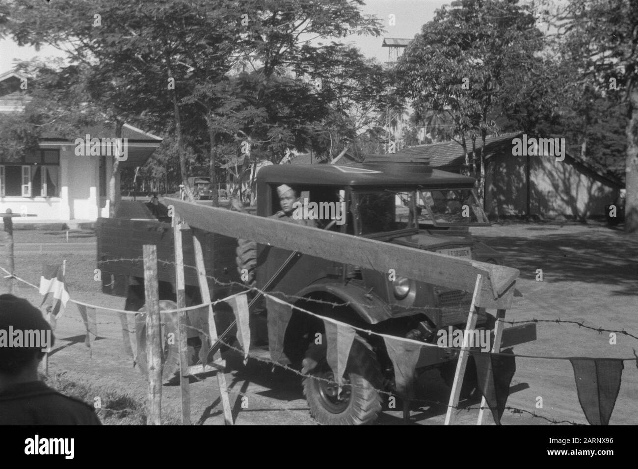 Due anni DI SPO III LA SPO, a kampong Baroe a Medan, ha celebrato il suo due anni di anniversario. In occasione di questo, sono state organizzate alcune feste. Un lancio di javelin da un automobile mobile Annotazione: S.O.B.M. = Formazione Scolastica Soldati Professionisti Data: 10 Novembre 1948 Luogo: Indonesia, Medan, Indie Orientali Olandesi, Sumatra Foto Stock