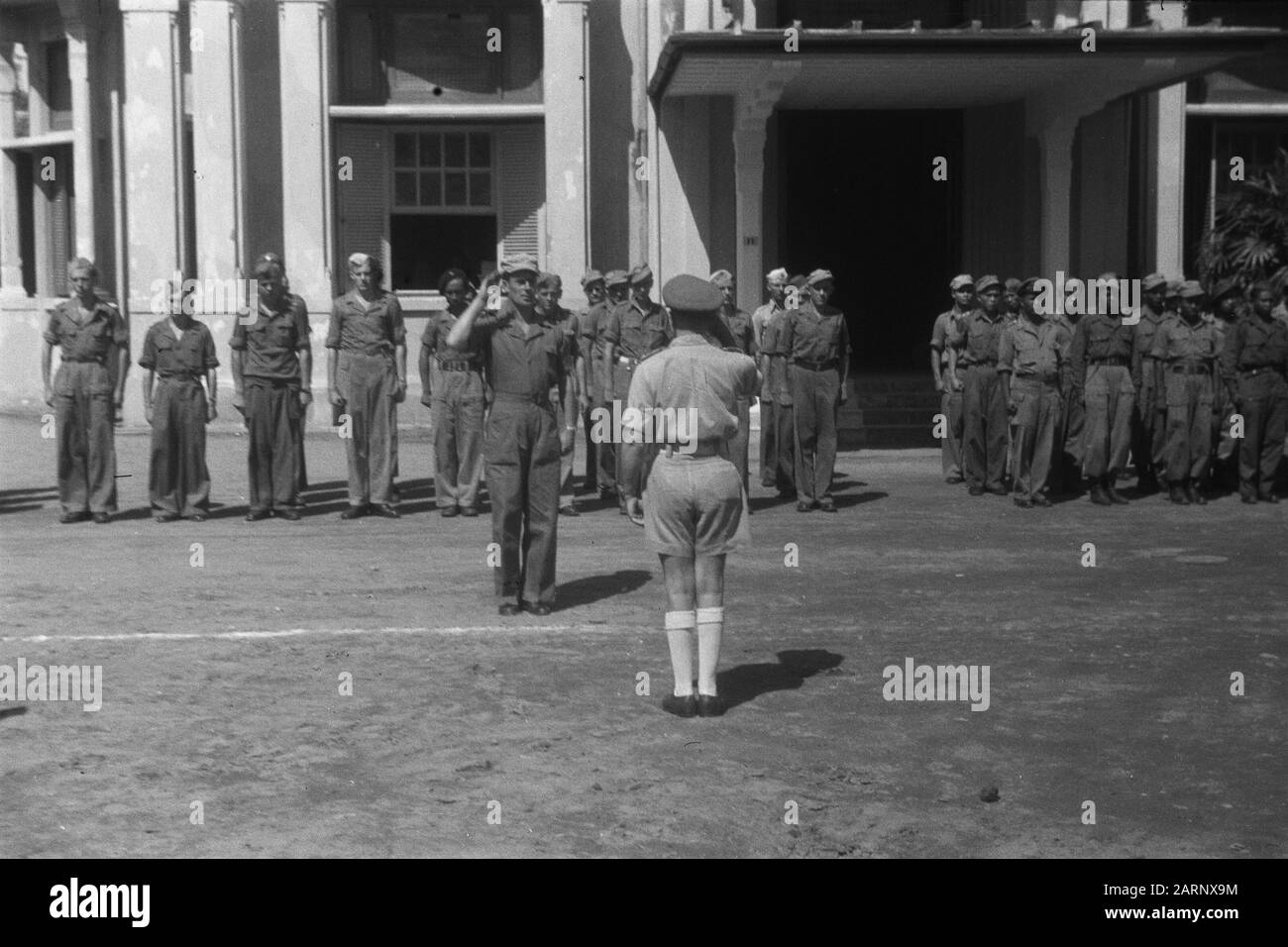 Due anni DI SPO III LA SPO, a kampong Baroe a Medan, ha celebrato il suo due anni di anniversario. In occasione di questo, sono state organizzate alcune feste. Appello nel cortile Annotazione: S.O.B.M. = Formazione Professionale Militare Scolastica Data: 10 Novembre 1948 Luogo: Indonesia, Medan, Indie Orientali Olandesi, Sumatra Foto Stock