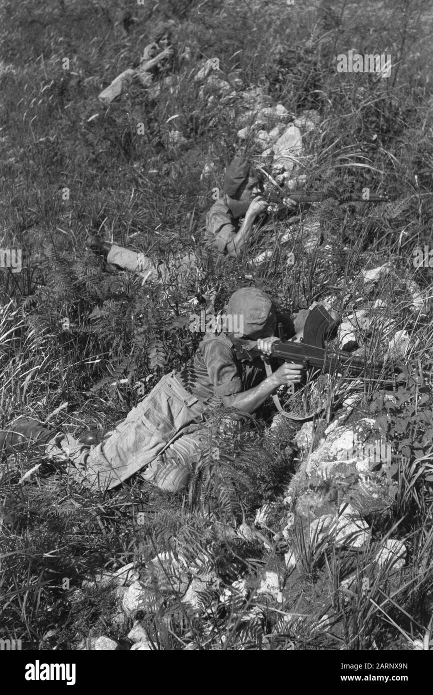 Schietbivak a Suemowono del 441st battaglione il battaglione 411th ha tenuto un ultimo grande esercizio prima di occupare i suoi posti nella zona della T-Brigade. Questi uomini hanno dovuto difendersi nelle ultime sei settimane, perché Il Maggiore H. Vaessens, istruttore capo della B-Division di Venlo, sa come gestirla. Private Sander van Thiel da Zuiderstraat 1 a Pijnacker esplora il primo piano. Simon è già abituato ad esso ed è diventato un bringer accurato qui. Siamo gravemente schiacciati", dice, e non c'è molto da lasciare del gruppo di civili in abbigliamento militare, come eravamo su Foto Stock