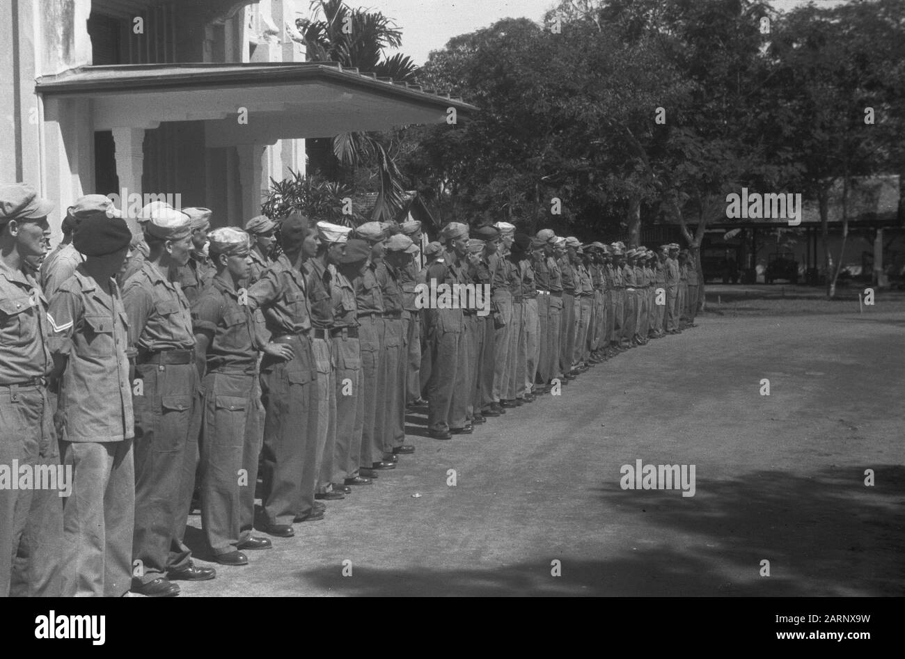 Due anni DI SPO III LA SPO, a kampong Baroe a Medan, ha celebrato il suo due anni di anniversario. In occasione di questo, sono state organizzate alcune feste. Appello nel cortile Annotazione: S.O.B.M. = Formazione Professionale Militare Scolastica Data: 10 Novembre 1948 Luogo: Indonesia, Medan, Indie Orientali Olandesi, Sumatra Foto Stock
