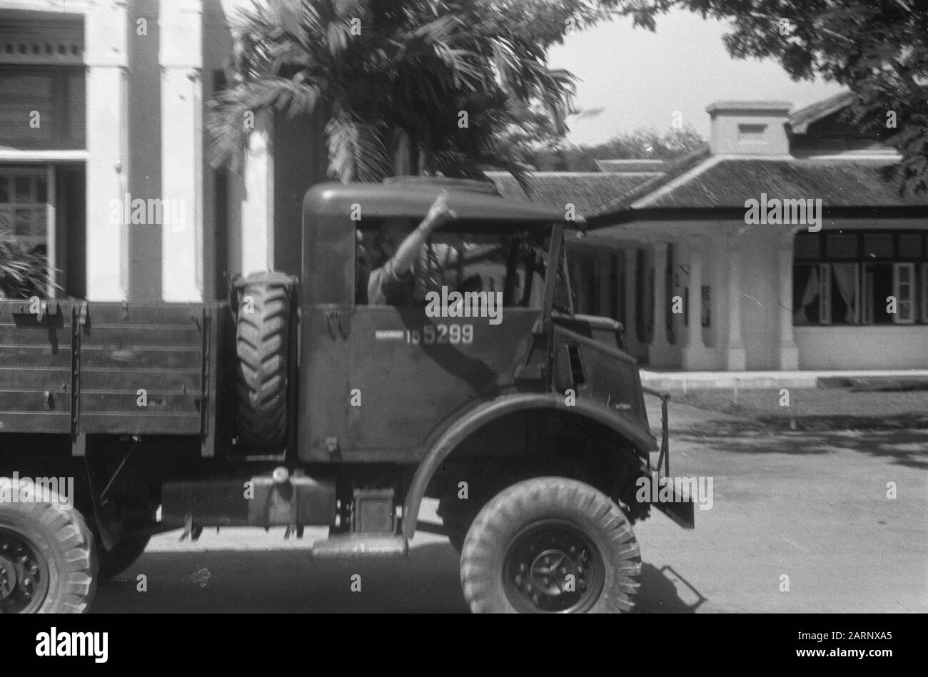Due anni DI SPO III LA SPO, a kampong Baroe a Medan, ha celebrato il suo due anni di anniversario. In occasione di questo, sono state organizzate alcune feste. Un lancio di javelin da un automobile mobile Annotazione: S.O.B.M. = Formazione Scolastica Soldati Professionisti Data: 10 Novembre 1948 Luogo: Indonesia, Medan, Indie Orientali Olandesi, Sumatra Foto Stock