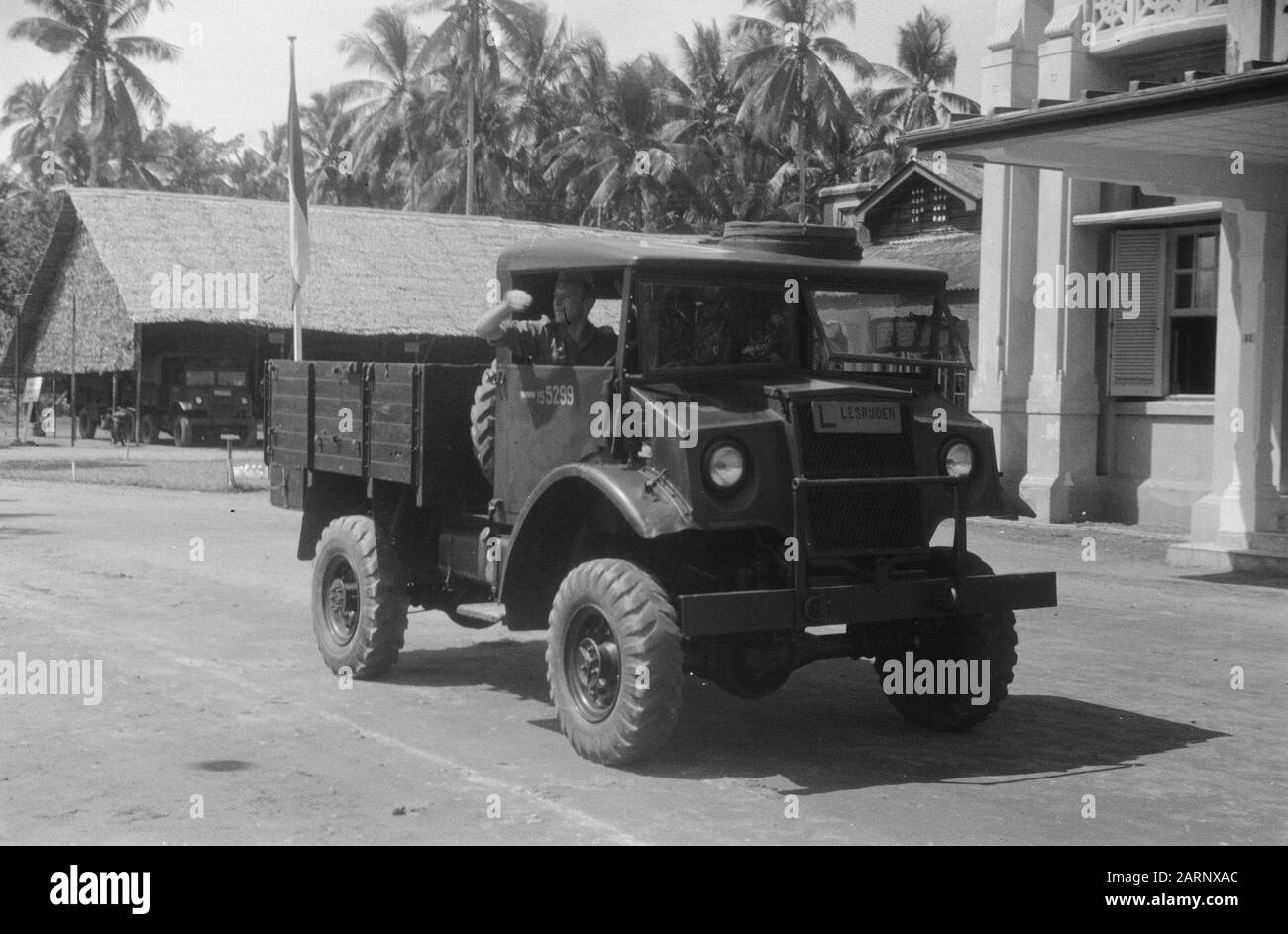 Due anni DI SPO III LA SPO, a kampong Baroe a Medan, ha celebrato il suo due anni di anniversario. In occasione di questo, sono state organizzate alcune feste. Un lancio di javelin da un automobile mobile Annotazione: S.O.B.M. - Formazione Scolastica Personale Militare Professionale Data: 10 Novembre 1948 Luogo: Indonesia, Medan, Indie Orientali Olandesi, Sumatra Foto Stock