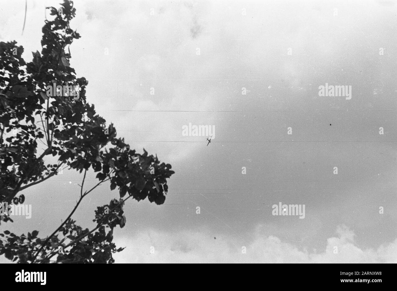 Riqualificazione 41 R.V.A., gli esercizi, dopo un esercizio tutto è discusso di nuovo; alcune immagini all'art. Lt. King [un aereo vola sopra] Data: 12 novembre 1948 luogo: Indonesia, Indie orientali olandesi Foto Stock