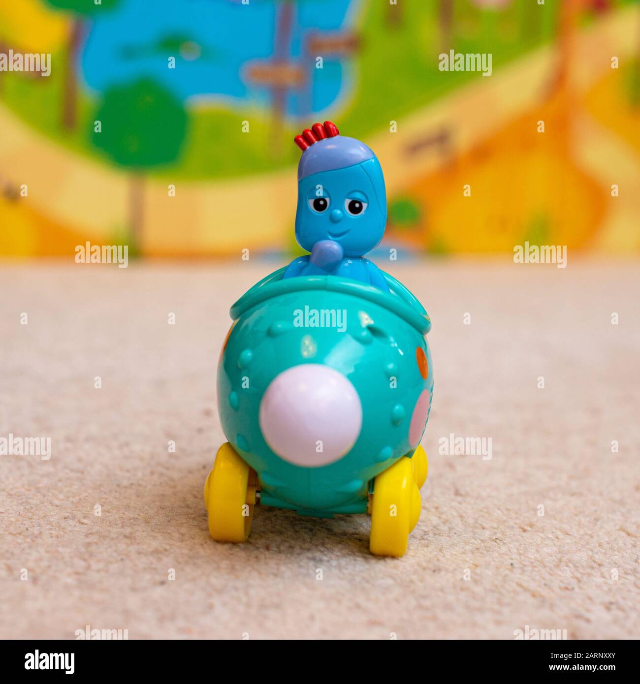 Personaggio giocattolo blu Igglepiggle peleddy da Nel giardino notturno programma televisivo per bambini seduti in un airship Pinky Ponk dallo stesso Foto Stock