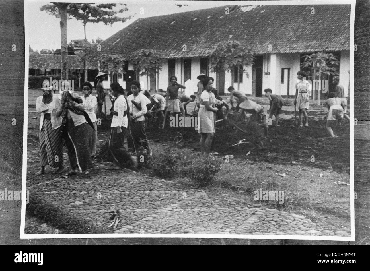 Magelang nella prigione di Magelang, i repubblicani che hanno rimesso in prigione hanno massacrato 31 persone senza processo. La maggior parte di loro sono stati sparati con colpi di carabiner, mentre alcuni sono stati messi a morte da proiettili dummy, causando mutilazioni terribili. Né le vittime né i loro parenti sapevano perché le persone coinvolte fossero state arrestate. Nel cortile della prigione di Magelang. Le donne piangendo alla tomba di massa degli omicidi, dove hanno cercato il loro marito, fratello o amico Annotazione: Repronazione Data: 22 dicembre 1948 Località: Indonesia, Java, Magelang, Indie orientali olandesi Foto Stock