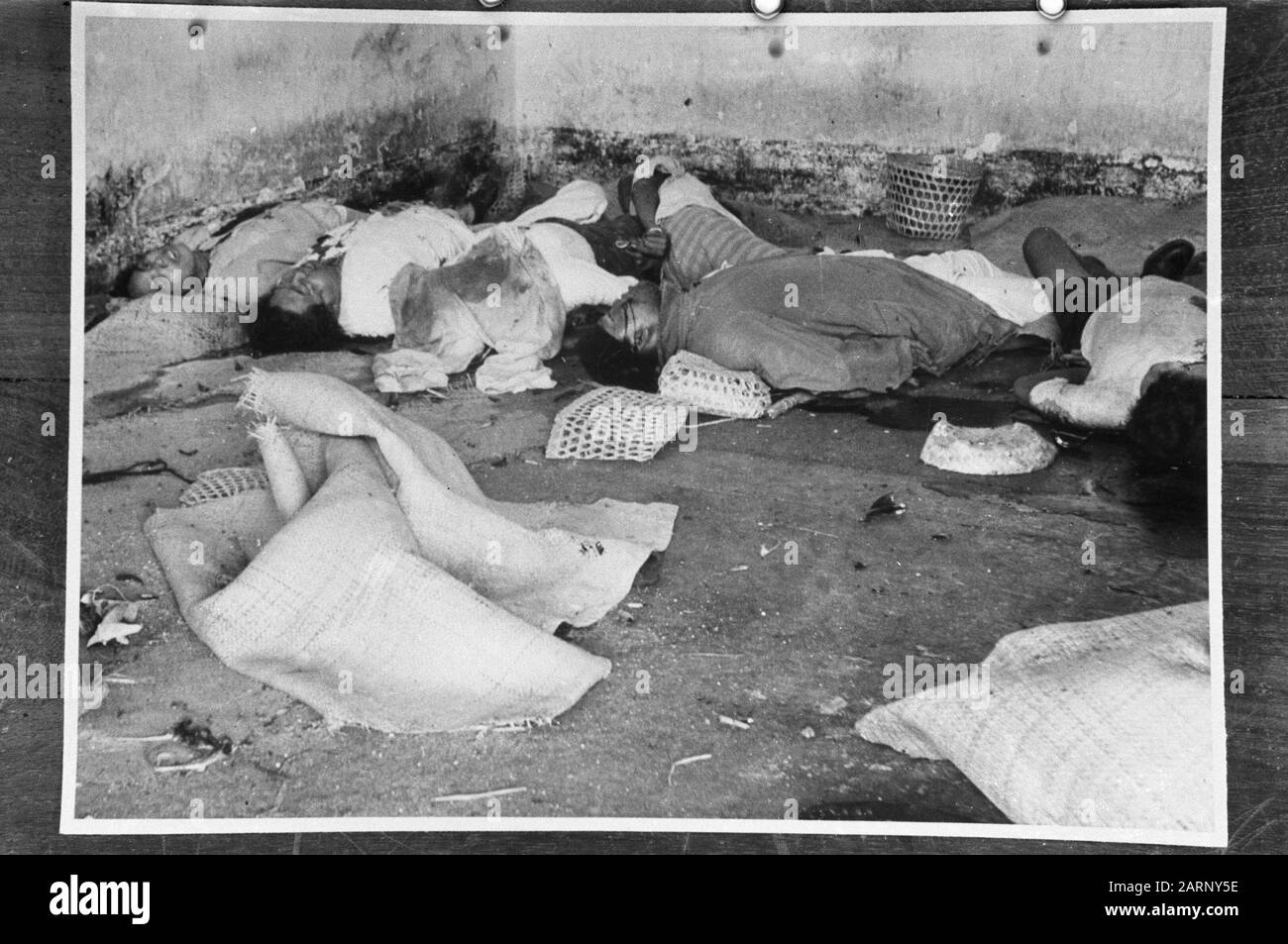 Magelang nella prigione di Magelang, i repubblicani che hanno rimesso in prigione hanno massacrato 31 persone senza processo. La maggior parte di loro sono stati sparati con colpi di carabiner, mentre alcuni sono stati messi a morte da dum-dum-dum-proiettili, causando terribili mutilazioni. Né le vittime né i loro parenti sapevano perché le persone coinvolte fossero state arrestate. Data: 22 Dicembre 1948 Località: Indonesia, Java, Magelang, Indie Orientali Olandesi Foto Stock
