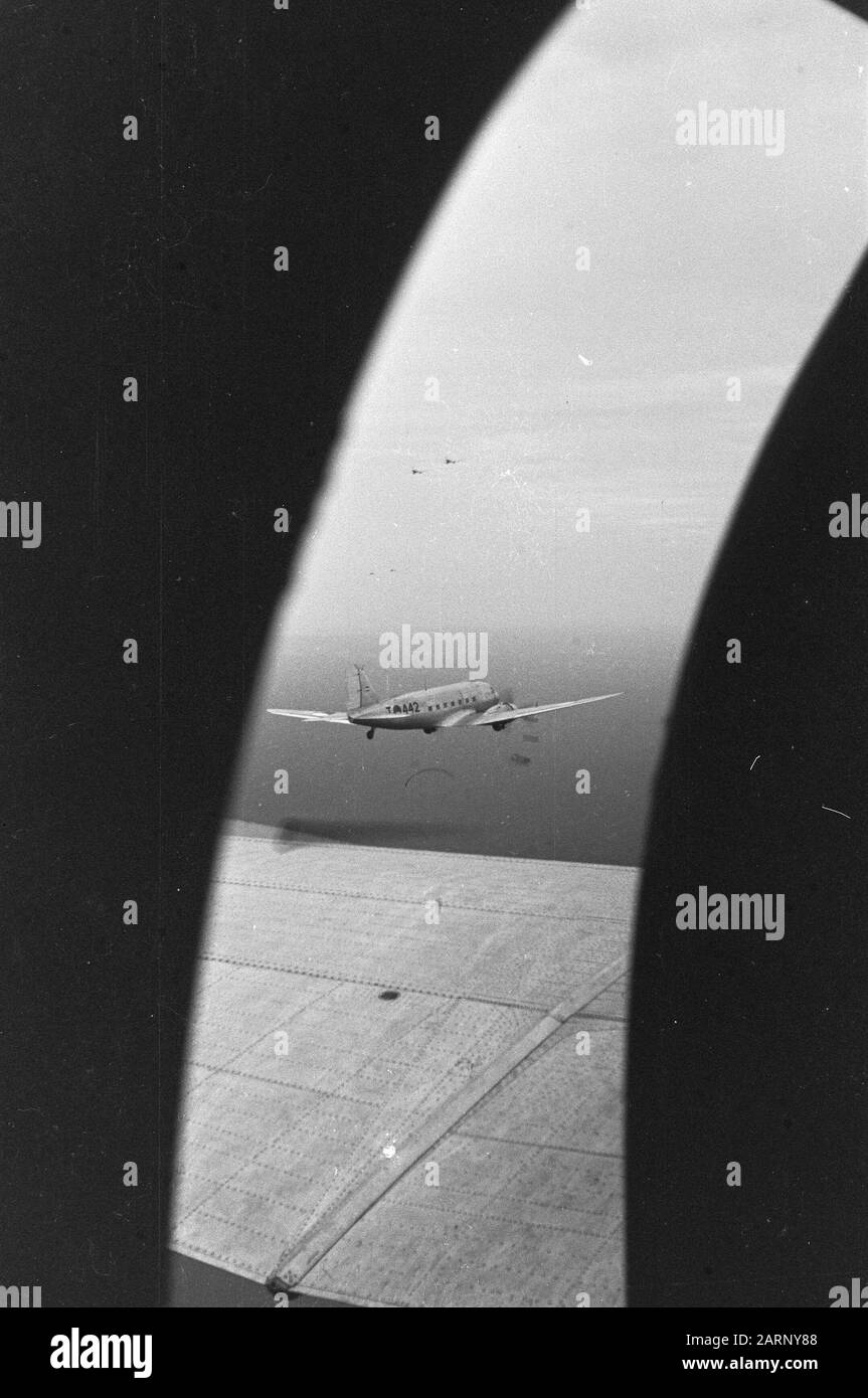 Paracadutisti in azione durante l'azione di polizia 2nd [UN Dakoto con numero di registrazione T-442 può essere visto dalla finestra di un aereo, altri due aerei] Data: 19 dicembre 1948 luogo: Indonesia, Indie orientali olandesi Foto Stock