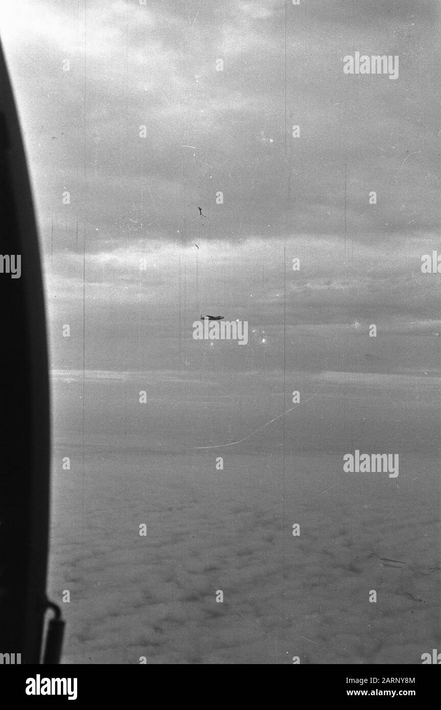 Paracadutisti in azione durante l'azione di polizia 2nd [UN Dakoto può essere visto dalla finestra di un aereo] Data: 19 dicembre 1948 luogo: Indonesia, Olandese-India Foto Stock