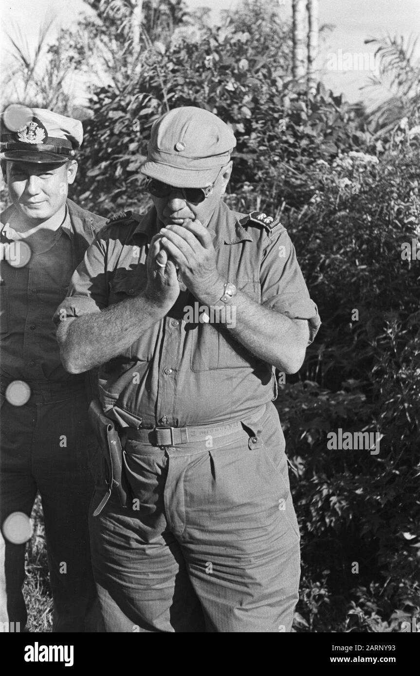 Amarch East Sumatra, dintorni Bali [General P. Scholten, comandante Z-Brigade e comandante truppe territoriali comando Nord Sumatra, luci la sua pipe] Data: 18 dicembre 1948 luogo: Indonesia, Indie Orientali olandesi Foto Stock