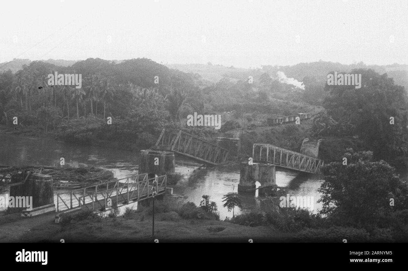 Lahat [Tinggi Tebing. Due ponti distrutti. Un ponte ferroviario e un ponte stradale. Dall'altro lato ci sono i vagoni ferroviari. In the Distance a fume cloud (Locomotive?)] Annotation: DJK Date: 19 December 1948 Location: Indonesia, Dutch East Indies Foto Stock