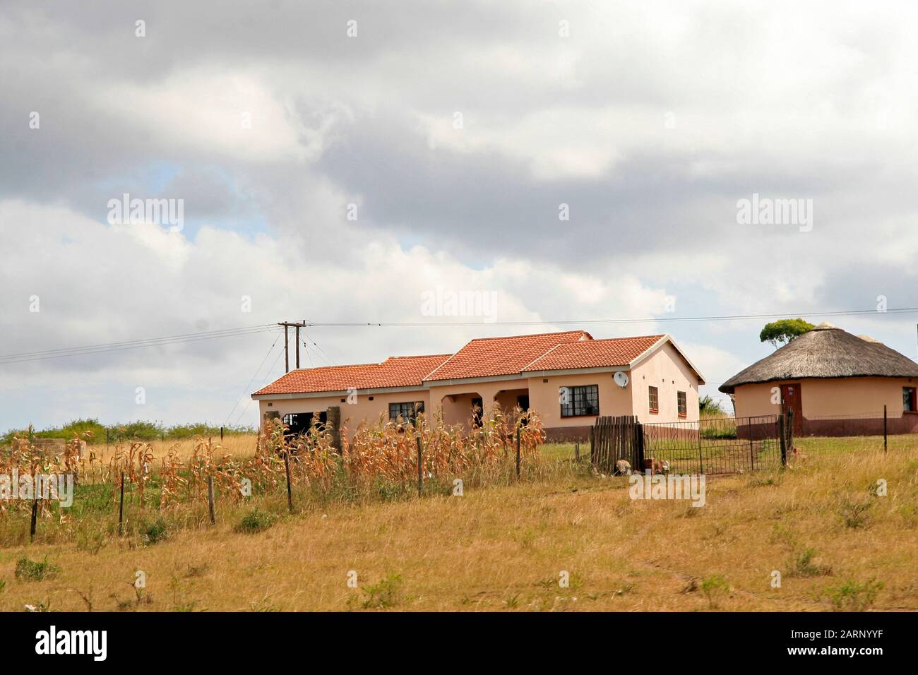 Case residenziali sulla strada tra Santa Lucia e il Parco Nazionale Imfolozi-Hluhluwe, KwaZulu Natal, Sudafrica. Foto Stock
