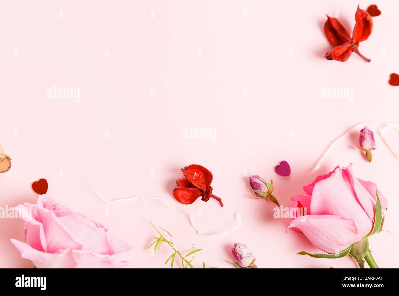 Festosa composizione floreale in bianco sullo sfondo di legno. Vista aerea Foto Stock