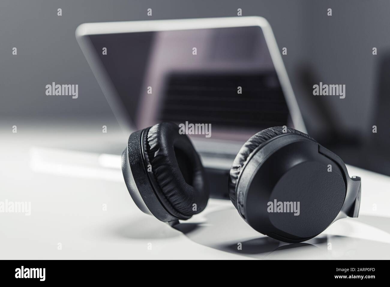 Computer Portatile Moderno E Cuffie Wireless Professionali Di Grandi Dimensioni. Concetto Di Tecnologie Di Streaming Online. Foto Stock