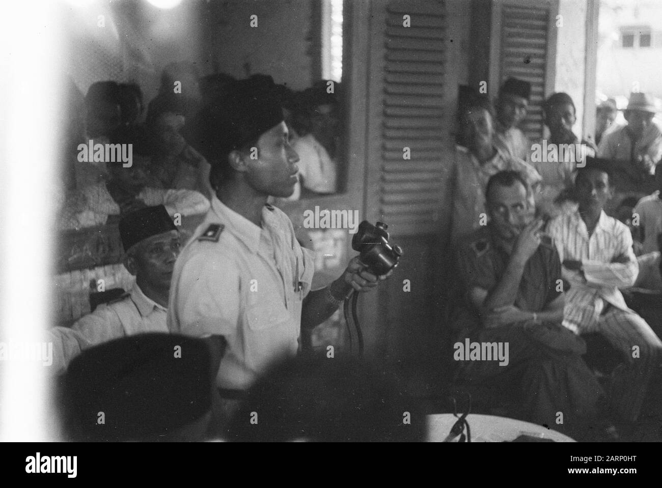 A TNI Major indirizza la popolazione a Poerwakarta A TNI Major parla alla popolazione a Poerwakarta Data: 25 gennaio 1949 luogo: Indonesia, Indie orientali olandesi Purwakarta Foto Stock