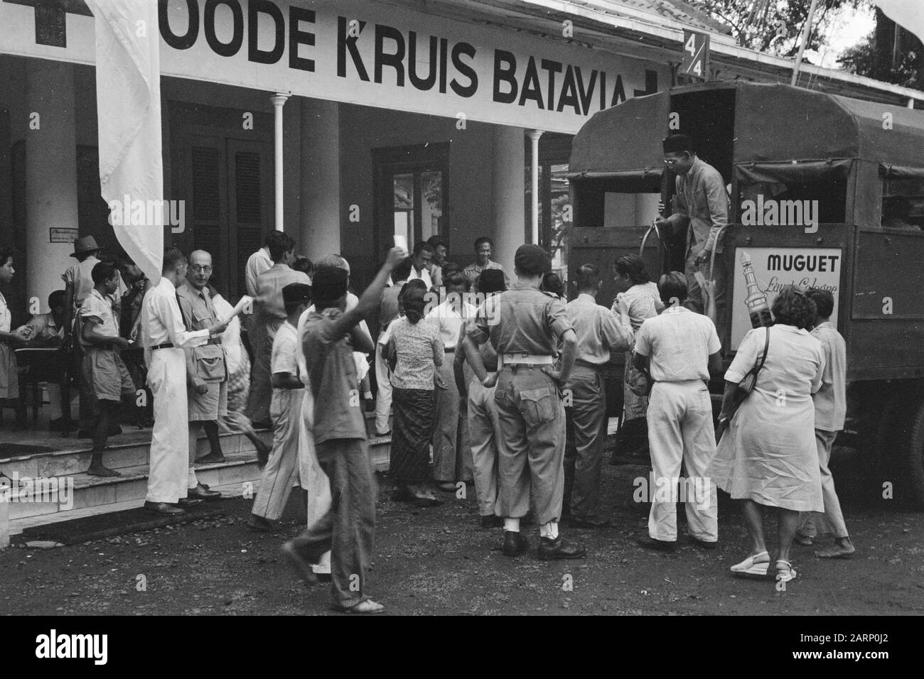 Reportage Croce Rossa in Batavia [un autobus della B.V.M. (Bataviasche Verkeers Maatschappij) è parcheggiata di fronte all'ospedale della Croce Rossa a Batavia. Passeggeri In Partenza] Data: 9 Febbraio 1949 Luogo: Batavia, Indonesia, Jakarta, Indie Orientali Olandesi Foto Stock