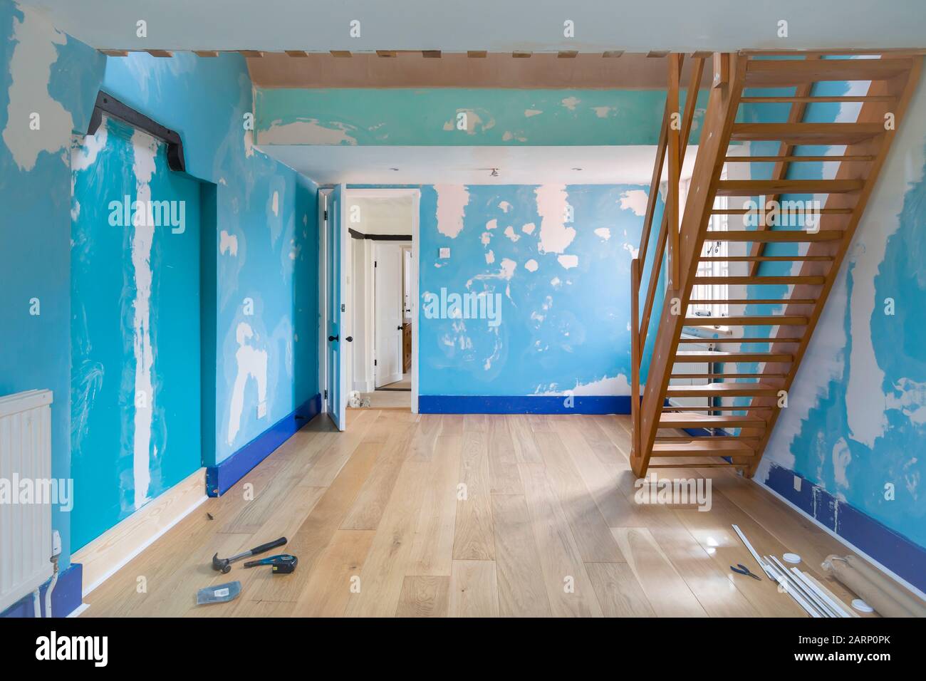 Miglioramento della casa della camera con un nuovo pavimento in legno e pareti preparate per la pittura Foto Stock