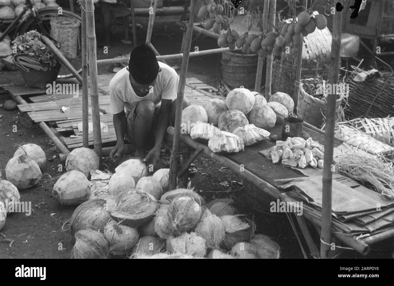 Registrazioni immagini di Indian Life Street. Man Processing Coconuts Data: 24 Agosto 1948 Località: Indonesia, Indie Orientali Olandesi Foto Stock