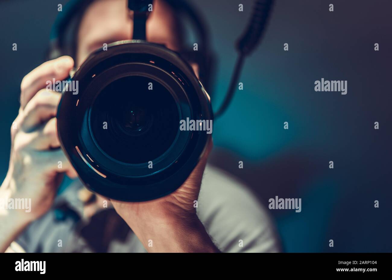 Uomini Con Fotocamera Moderna Con Teleobiettivo Collegato. Vista Frontale. Profondità Di Campo Bassa. Concetto Di Fotografia E Videografia. Foto Stock