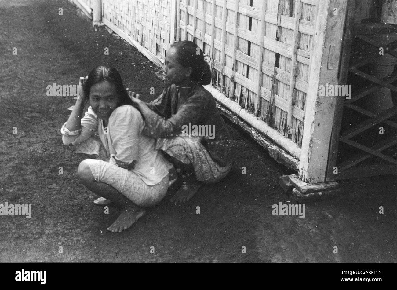 Registrazioni immagini di Indian Life Street. Due giovani donne, la cui parte posteriore i capelli del fronte curato Data: 24 agosto 1948 posizione: Indonesia, Indie orientali olandesi Foto Stock