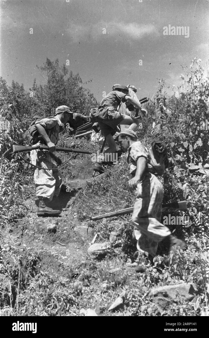 Pattuglia in montagna tra Tjikadjang e Boemboelang Tjikadjang: Una pattuglia nelle regioni di montagna non è un lavoro facile. Il terreno pesante da solo richiede tutta l'attenzione. I clamberer sono infantrymen di 3-14 RI. Dal basso verso l'alto: Dentener da Weert, Lamers da Siebengewald e Veghel da Schijndel Data: 16 Dicembre 1947 Località: Indonesia, Java, Indie Orientali Olandesi Foto Stock