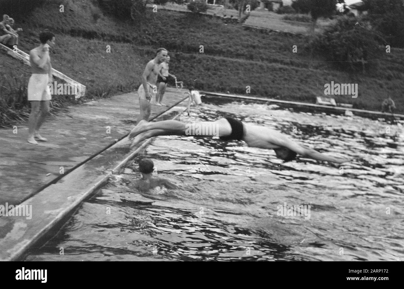 Fine dell'azione Copeng, festa 5th Genie Field Company a Copenhagen Festa 1 anno anniversario della 5th Veldcie.Genie. In occasione del primo anniversario della 5th Veldcomp. I Genius si sono tenuti concorsi di nuoto nella piscina di Copenhagen il 22 ottobre. Data: 22 Ottobre 1947 Luogo: Indonesia, Indie Orientali Olandesi Foto Stock Fine dell'azione Copeng, festa 5th Genie Field Company a Copenhagen Festa 1 anno anniversario della 5th Veldcie.Genie. In occasione del primo anniversario della 5th Veldcomp. I Genius si sono tenuti concorsi di nuoto nella piscina di Copenhagen il 22 ottobre. Data: 22 Ottobre 1947 Luogo: Indonesia, Indie Orientali Olandesi Foto Stock