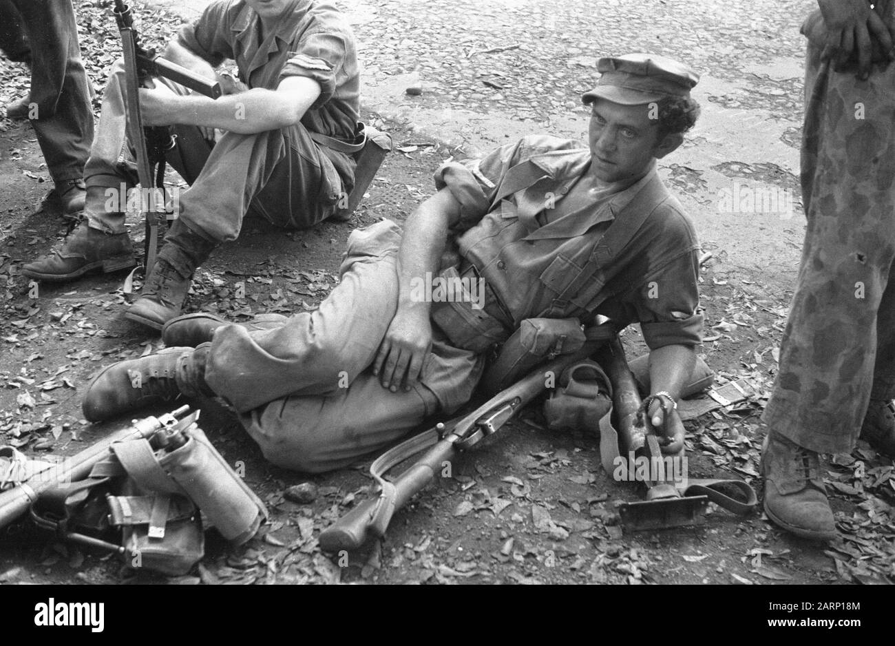 Repubblica: Wanaradja, (?) , Garoet, Tjibatoe Wanaradja: Durante un'azione di purificazione di 1-2-14 R.I. soldato di prima classe Van Deurse da Maastricht riposa dalla fatica Data: 5 novembre 1947 Località: Indonesia, Java, Indie Orientali Olandesi Foto Stock