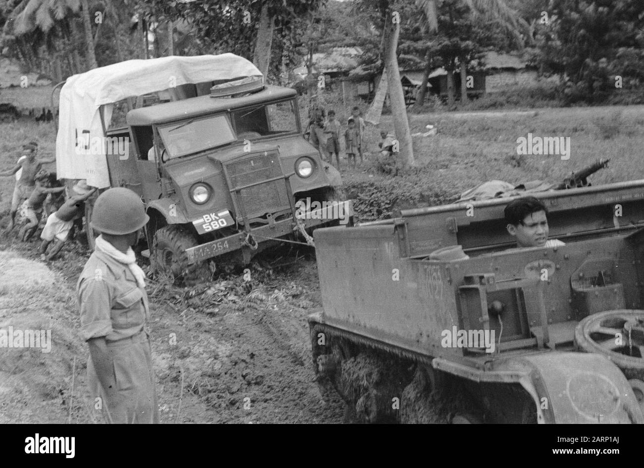 Repubblica: Dolok Simoembah, Prapat, Bidamanik, a est di Pematang Siantar; azioni di purificazione sulla costa orientale della Croce Rossa di Sumatra. Durante un viaggio da un corteo militare al campeggio Tanah Djawa, a 32 km da Siantar (costa orientale di Sumatra), dove un gran numero di ex refrigeratori in fuga erano in condizioni spaventose, uno dei camion si è bloccato nel fango e ha dovuto essere estratto con l'aiuto di un vettore. Data: 1 Novembre 1947 Luogo: Indonesia, Indie Orientali Olandesi, Sumatra Foto Stock Repubblica: Dolok Simoembah, Prapat, Bidamanik, a est di Pematang Siantar; azioni di purificazione sulla costa orientale della Croce Rossa di Sumatra. Durante un viaggio da un corteo militare al campeggio Tanah Djawa, a 32 km da Siantar (costa orientale di Sumatra), dove un gran numero di ex refrigeratori in fuga erano in condizioni spaventose, uno dei camion si è bloccato nel fango e ha dovuto essere estratto con l'aiuto di un vettore. Data: 1 Novembre 1947 Luogo: Indonesia, Indie Orientali Olandesi, Sumatra Foto Stock