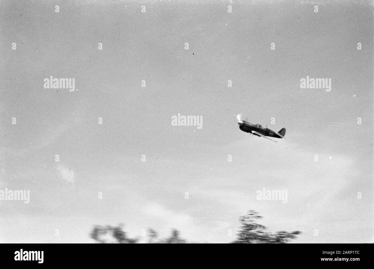 Azioni di purificazione II-2 RVA a Salatiga [a P40 Curtiss fighter Plane] Data: 23 ottobre 1947 Località: Indonesia, Java, Indie Orientali Olandesi Foto Stock