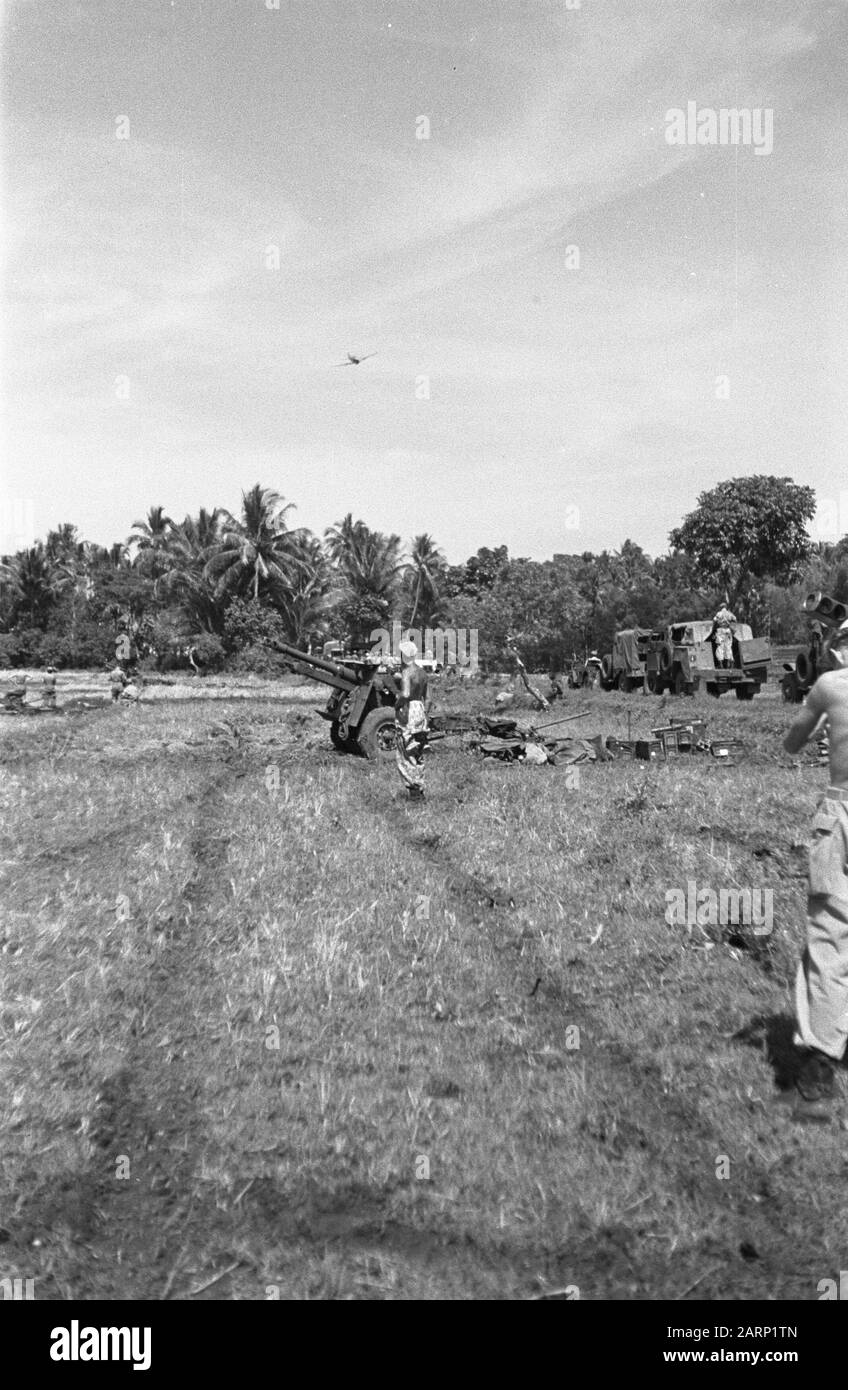 Azioni di purificazione II-2 RVA a Salatiga un'impostazione della batteria. Al di sopra di esso circoli un aereo da combattimento Curtiss P40 Data: 23 ottobre 1947 Località: Indonesia, Java, Indie Orientali Olandesi Foto Stock