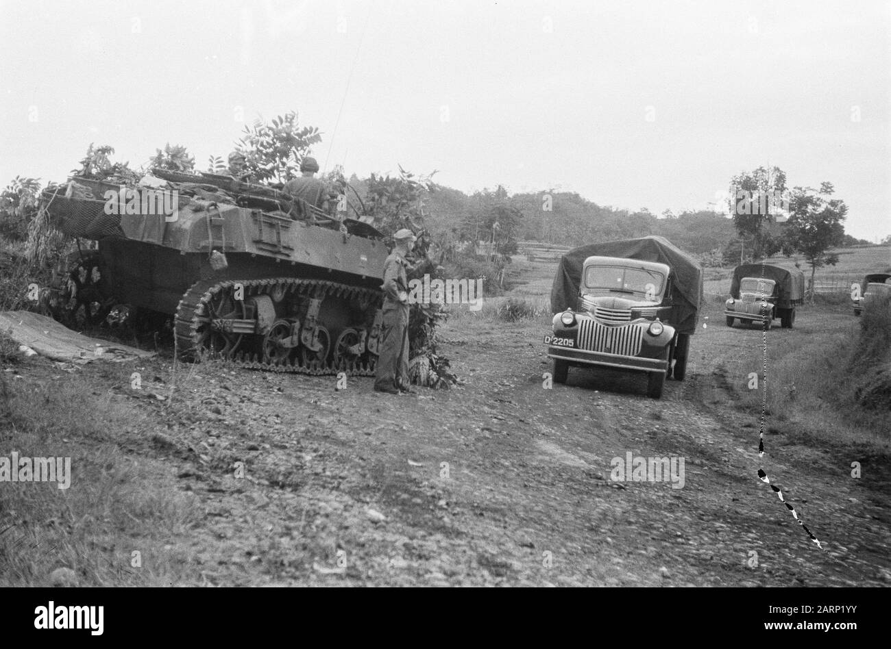 Sicurezza con carri armati della strada per Cheribon, Sumedang, Salatiga, LTD 70 Sumedang. Carri armati del 1st Squadron Battle Cars pattugliano lungo la strada del convoglio a Cheribon Data: 13 ottobre 1947 Ubicazione: Indonesia, Java, Indie Orientali Olandesi Foto Stock