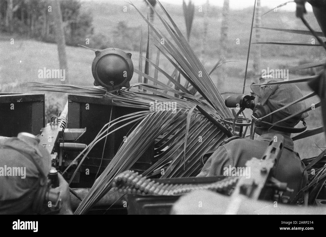 Sicurezza con carri armati della strada per Cheribon, Sumedang, Salatiga, LTD 70 Sumedang. Un carro armato di 1st Squadron Battle Cars con disposizione camouflage lungo la strada del convoglio per Cheribon. Data: 13 Ottobre 1947 Località: Indonesia, Indie Orientali Olandesi Foto Stock