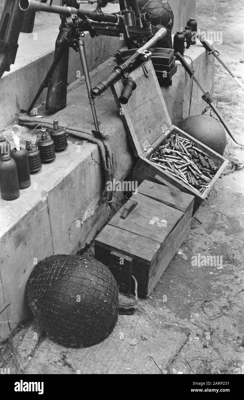 Azione Di Purificazione Banges Bay, Padang Soengai Pisang. Il risultato su cui la pattuglia di purificazione è stato sequestrato Annotazione: Un arsenale sequestrato, la maggior parte di origine giapponese Data: 5 ottobre 1947 Ubicazione: Indonesia, Indie orientali olandesi, Sumatra Foto Stock