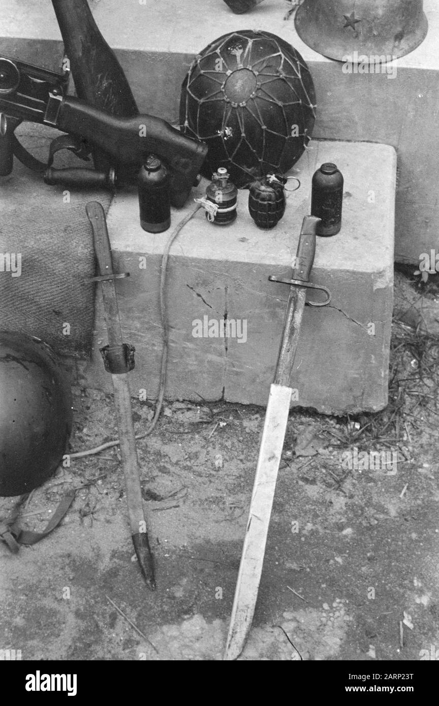 Azione Di Purificazione Banges Bay, Padang Soengai Pisang. Il risultato su cui la pattuglia di purificazione è stato sequestrato Annotazione: Un arsenale sequestrato, la maggior parte di origine giapponese Data: 5 ottobre 1947 Ubicazione: Indonesia, Indie orientali olandesi, Sumatra Foto Stock