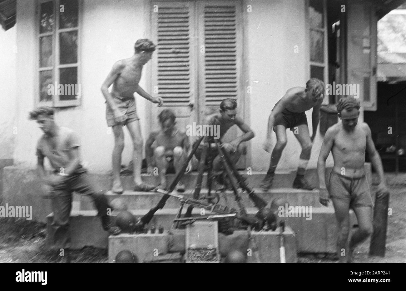 Azione Di Purificazione Banges Bay, Padang Soengai Pisang. Per questa sezione c'è motivo di essere soddisfatti del risultato della pattuglia di purificazione; un intero arsenale è caduto nelle sue mani Annotazione: Un arsenale sequestrato, la maggior parte di origine giapponese Data: 5 ottobre 1947 posizione: Indonesia, Indie orientali olandesi Foto Stock