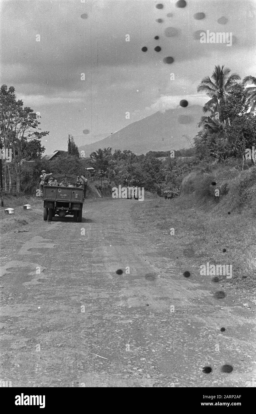 [Un camion del motorcade con i soldati che guidano una strada di paese in una zona montagnosa] Data: 1947 luogo: Indonesia, Indie orientali olandesi Foto Stock