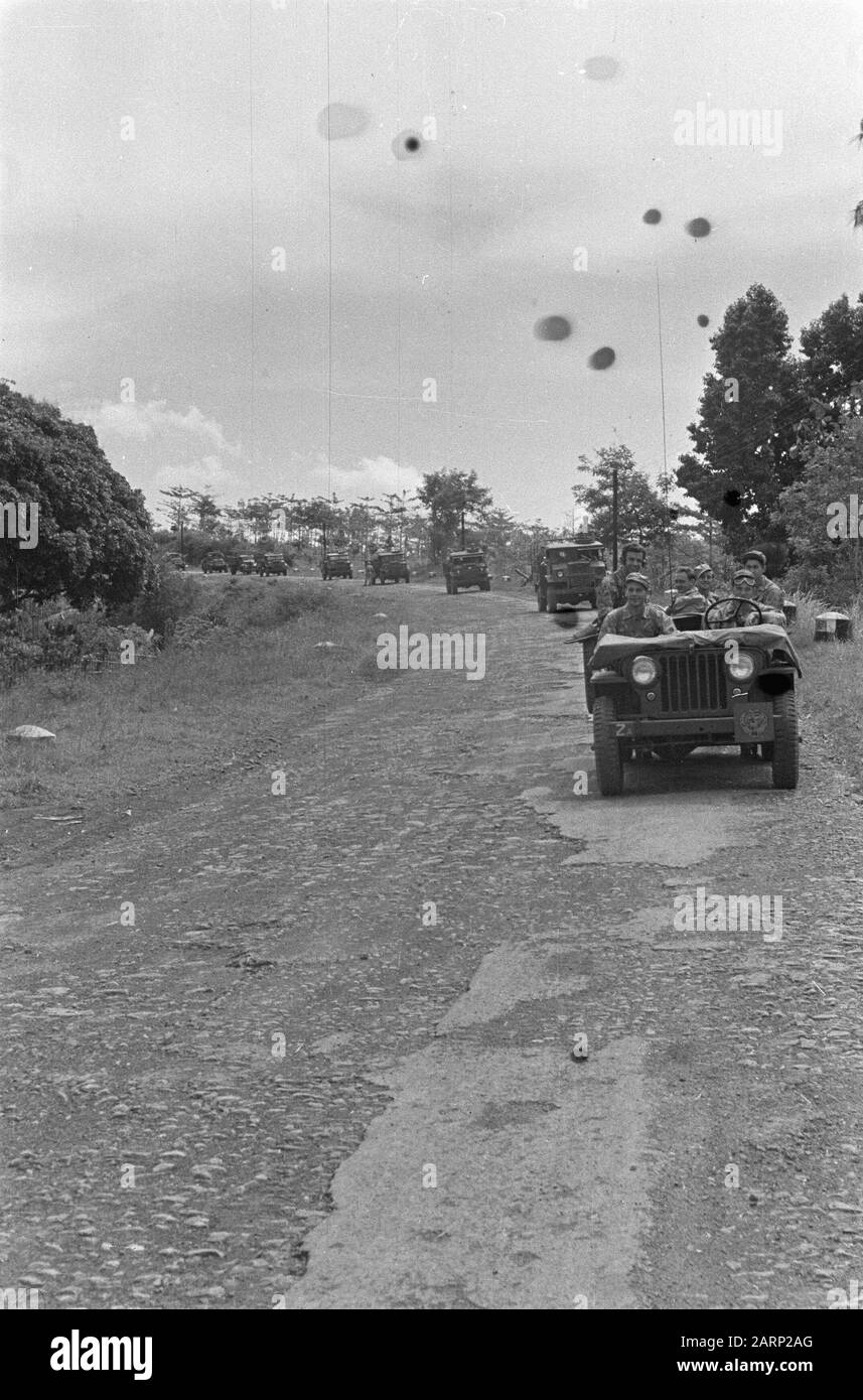 [Una colonna camion con soldati, preceduto da una jeep guida una strada di campagna in una zona montagnosa] Data: 1947 luogo: Indonesia, Indie orientali olandesi Foto Stock